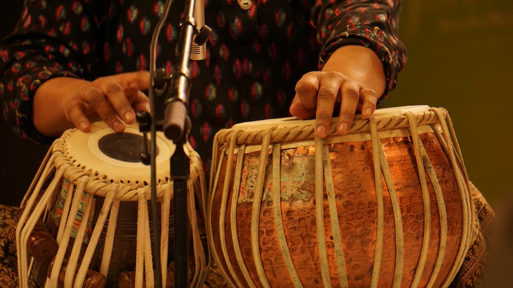 লহুৱা বাজাবার এককভালে বাজানো